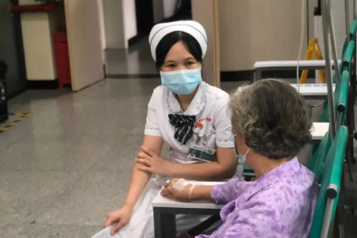 73 岁老人送上一份神秘礼物，让两位护士感动不已.....