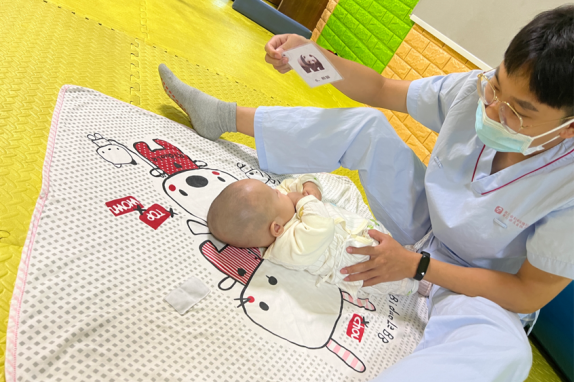 孩子发育慢了吗？家长要了解的 0-12 个月宝宝发展里程碑及训练清单快收藏！