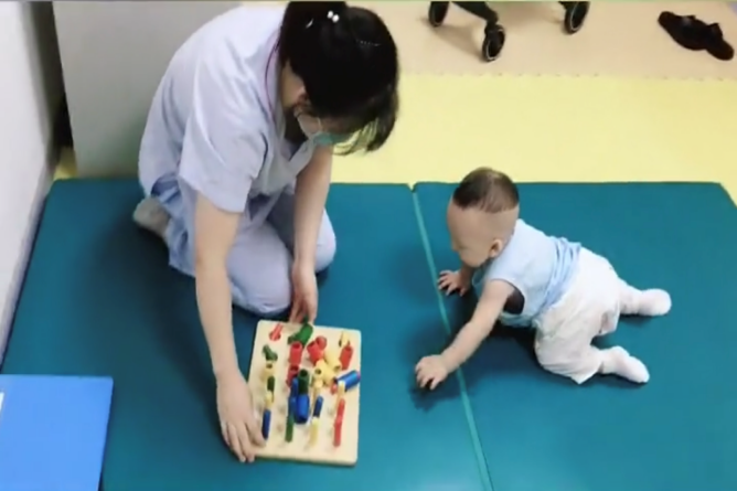 孩子发育慢了吗？家长要了解的 0-12 个月宝宝发展里程碑及训练清单快收藏！