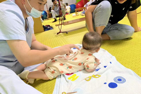 孩子发育慢了吗？家长要了解的 0-12 个月宝宝发展里程碑及训练清单快收藏！