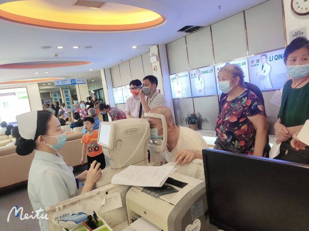 晶体之间有什么区别？植入后会移位吗？武汉普瑞眼科医院张晓农院长在线解答