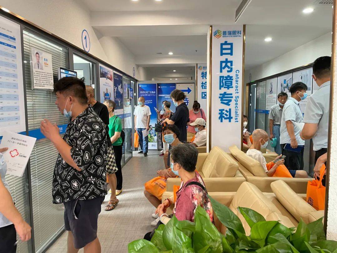 晶体之间有什么区别？植入后会移位吗？武汉普瑞眼科医院张晓农院长在线解答