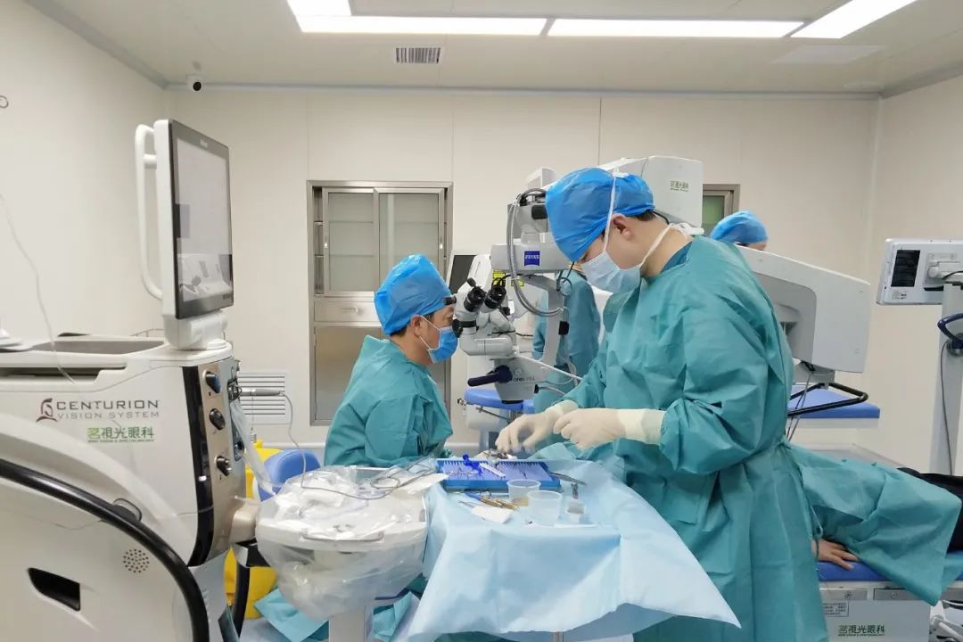 北京茗视光眼科成功开展散光矫正型三焦点人工晶体植入术
