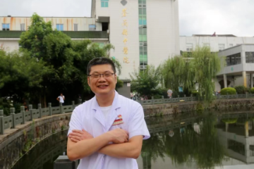二十多年随身携带「口袋书」的苍南县中医院康复科医生——李丕慈
