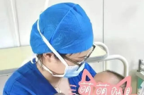 最美抱姿！14 个月男童做完手术苏醒后大哭，被她一把抱进怀里