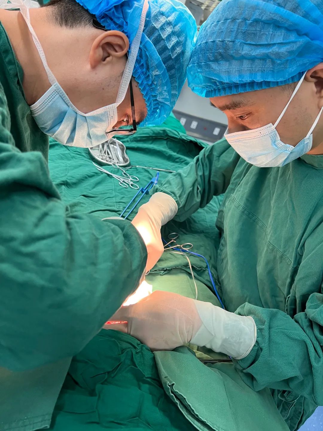 重庆市黔江中心医院多科协作成功救治出生 1 天新生儿睾丸扭转