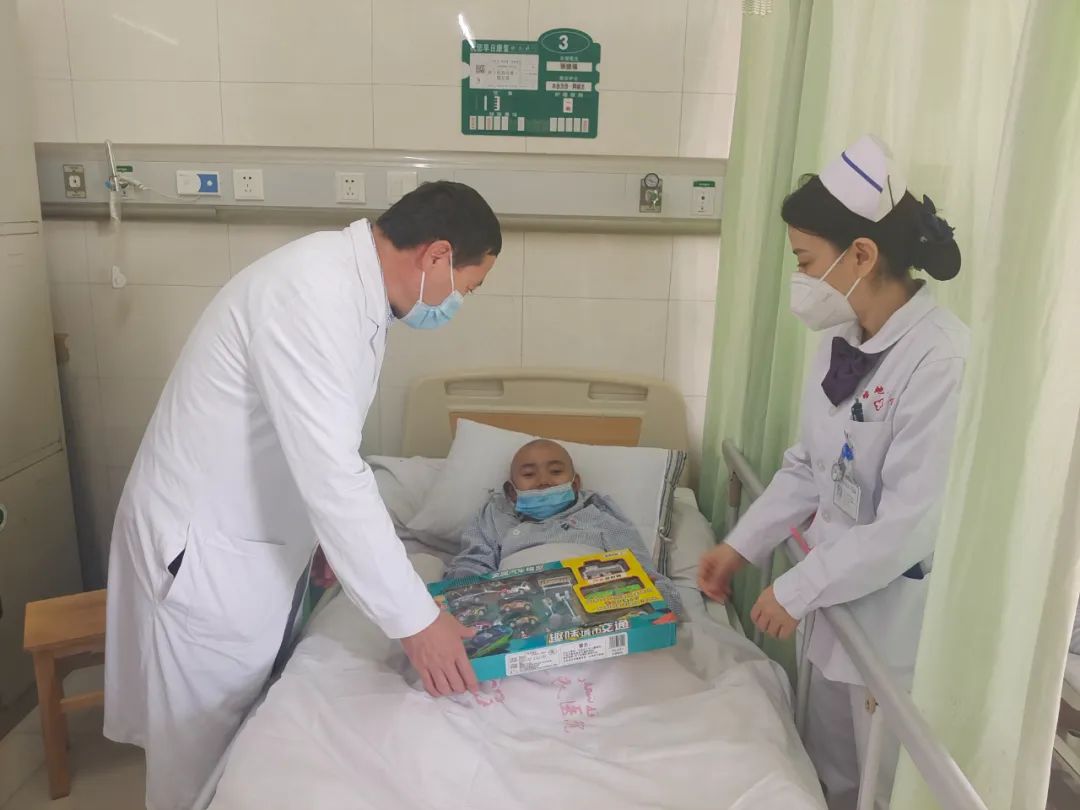 小小礼物 饱含深情—喀什地区第一人民医院小儿骨科为病区患儿赠送暖心礼物