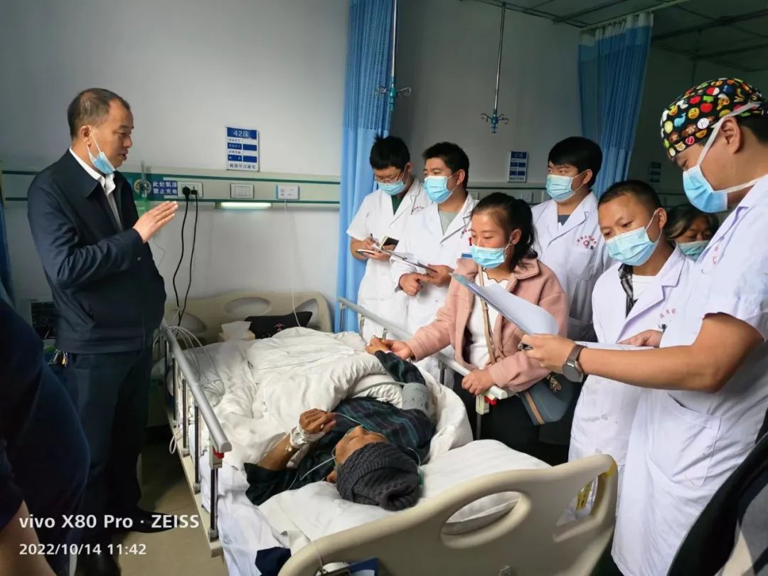 湄潭家礼医院骨科团队挑战高龄「禁区」完成 98 岁超高龄半髋关节置换术！