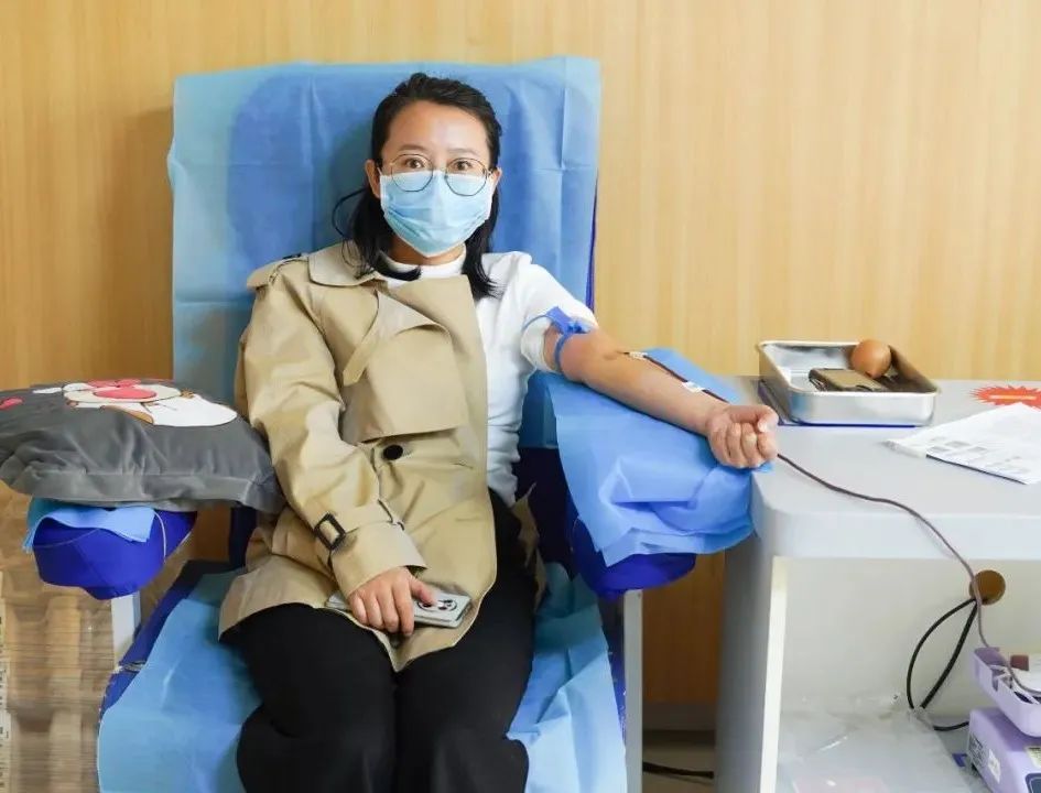 河北燕达陆道培医院青年员工积极参加无偿献血，为生命「加油」！