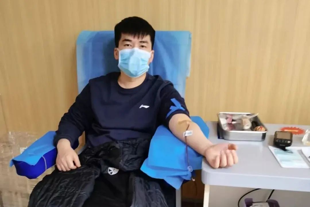 河北燕达陆道培医院青年员工积极参加无偿献血，为生命「加油」！