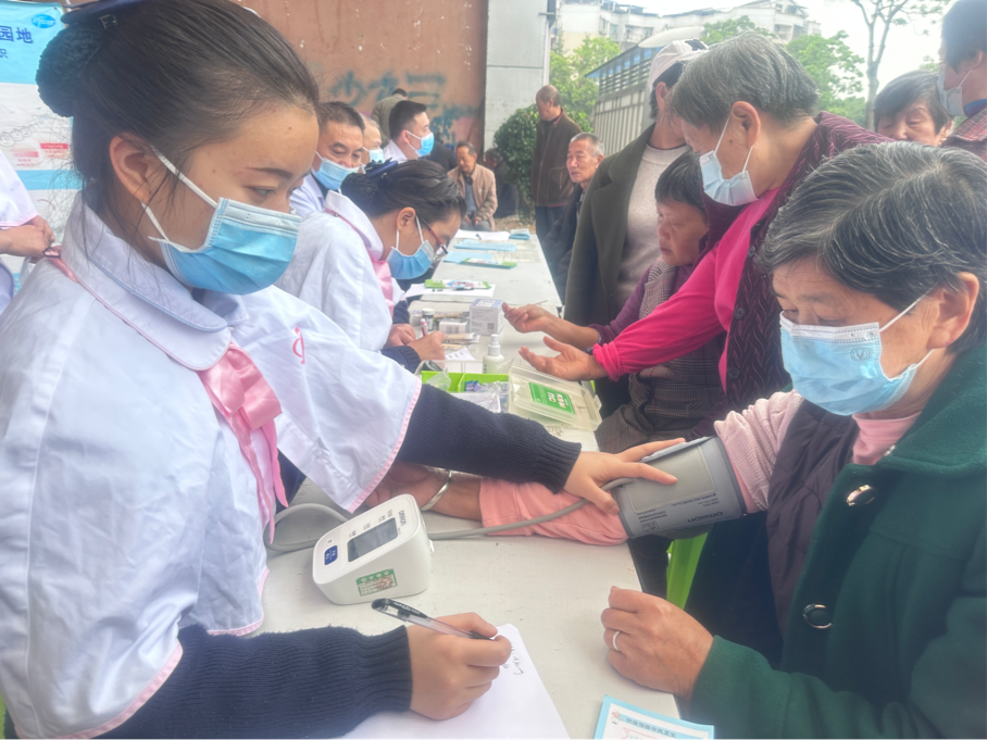 岳池县人民医院开展「卒中日」义诊宣传活动