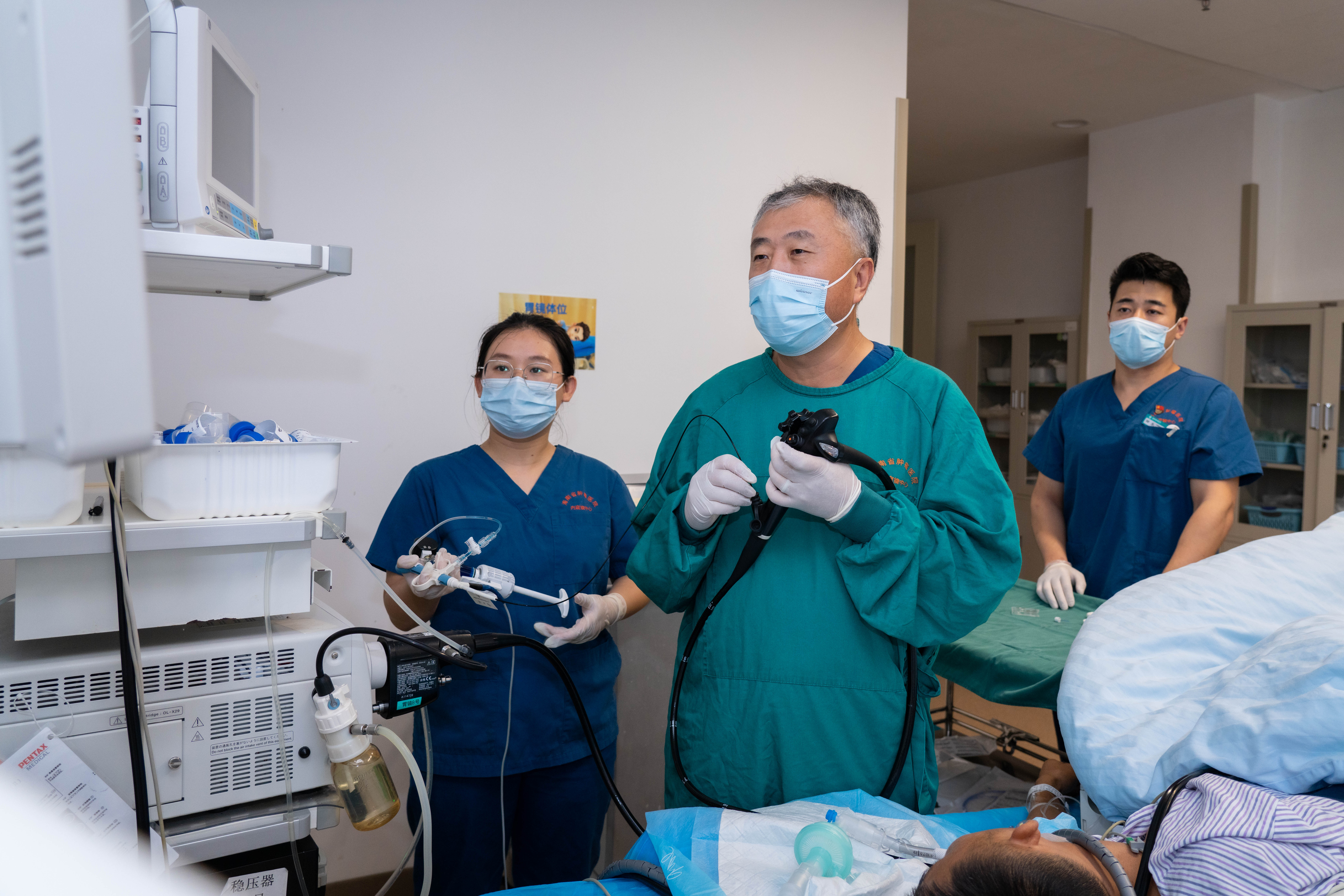 海南省肿瘤医院专家食管修「隧道」巧取肿瘤