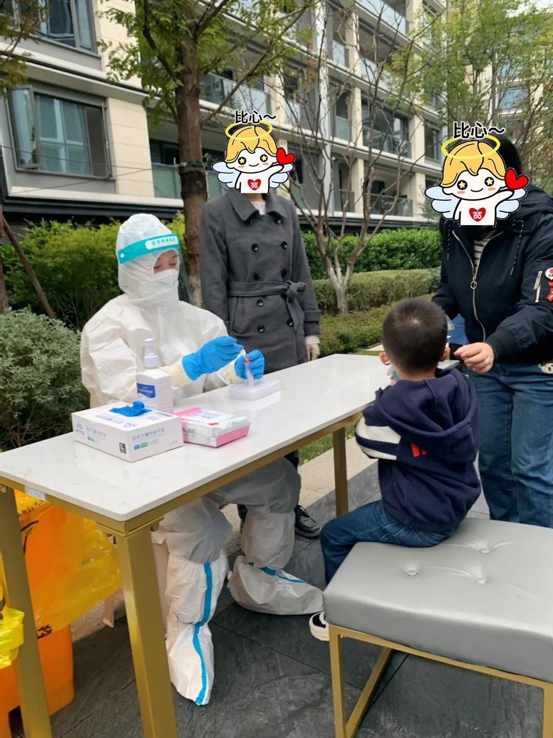 双向奔赴！她放弃休假支援小区核酸采样，邻里为她过生日