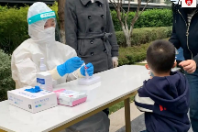 双向奔赴！她放弃休假支援小区核酸采样，邻里为她过生日