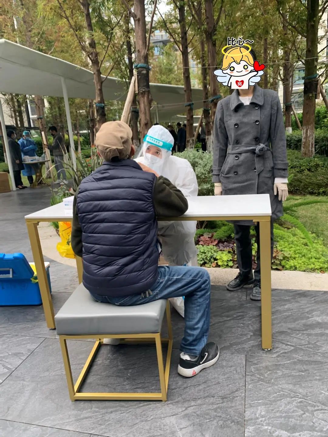 双向奔赴！她放弃休假支援小区核酸采样，邻里为她过生日