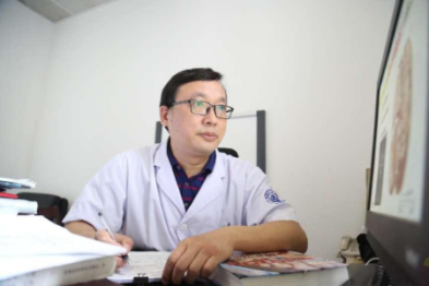 医者仁心：吃着次坞打面，发现一个脑子里可能长着肿瘤的患者