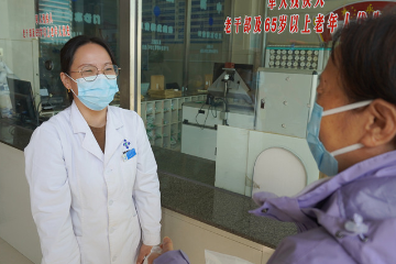 中药虽苦，教师心里却甜滋滋