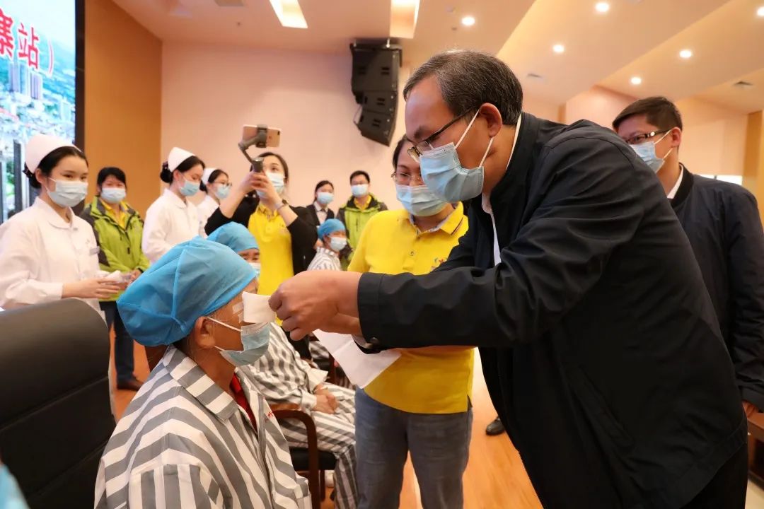 中国流动眼科手术车「复明 18 号」（鹿寨站）正式启动