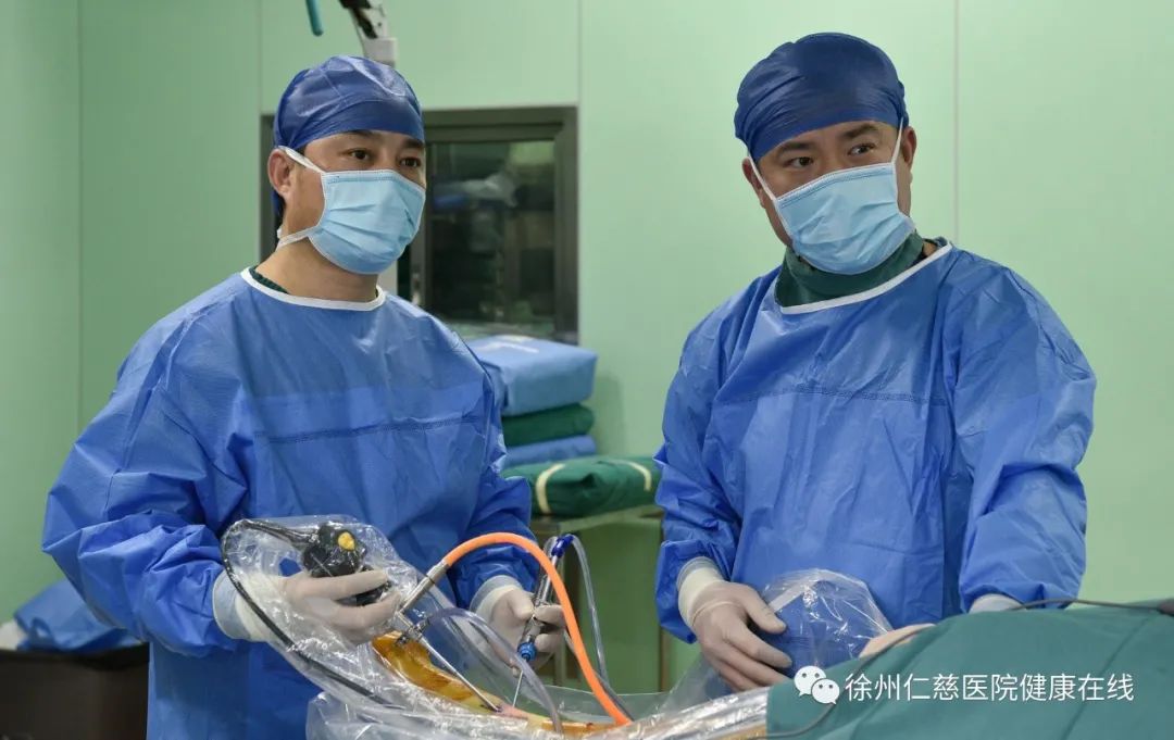 香蕉皮引发右踝关节损伤，徐州仁慈右踝关节镜下韧带修复救治病人