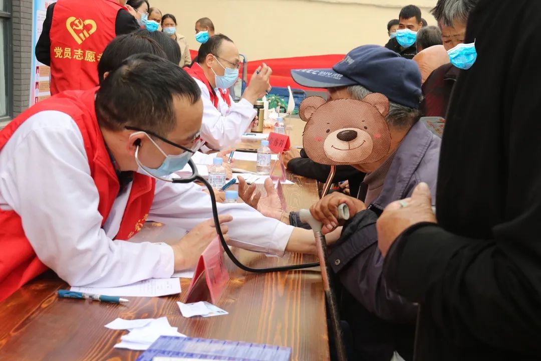 苍南县中医院开展「学精神、送服务、瞻英迹、扬清风」主题党日和义诊活动