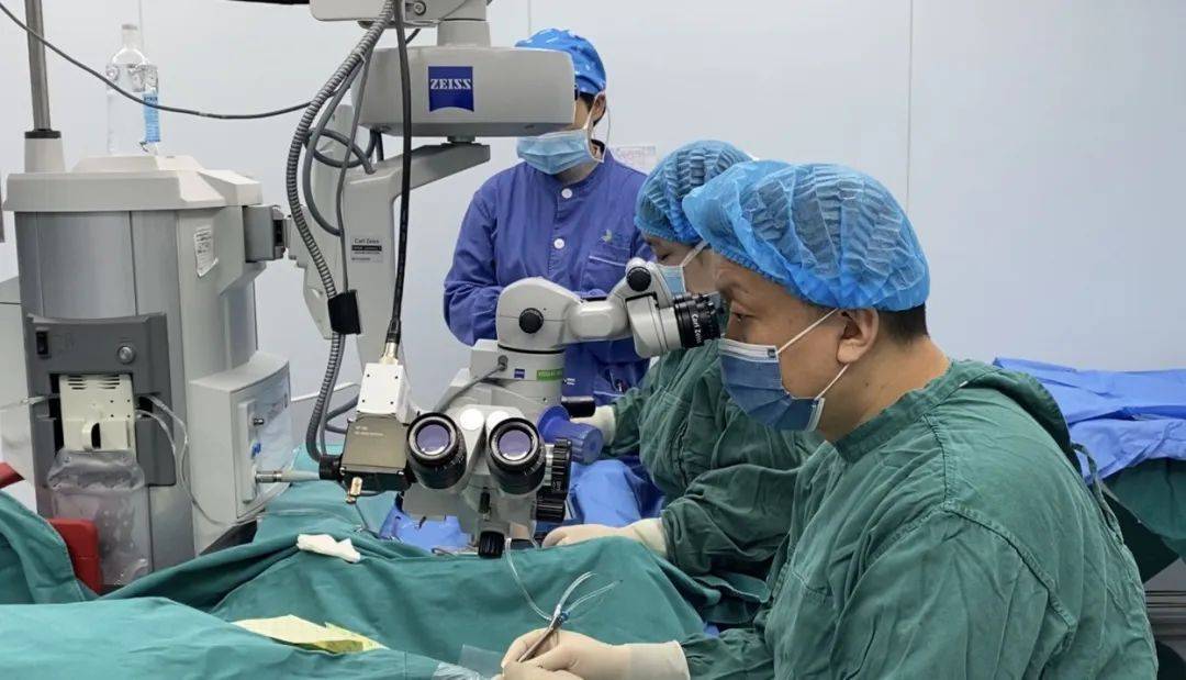 武汉普瑞眼科燕涛主任：手术才是治疗白内障的科学方式