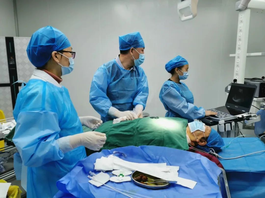 湄潭家礼超声团队成功救治 77 岁罕见肝巨大囊肿患者