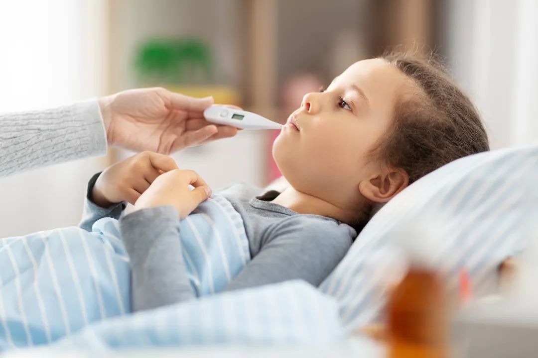 流感遇上新冠，孩子突发高烧抽搐，家长应该怎么做？