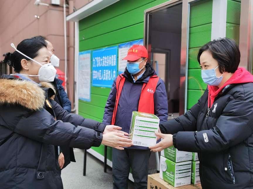 党员下沉共聚力 爱心捐赠暖人心——武汉市肺科医院向空后社区捐赠防疫物资