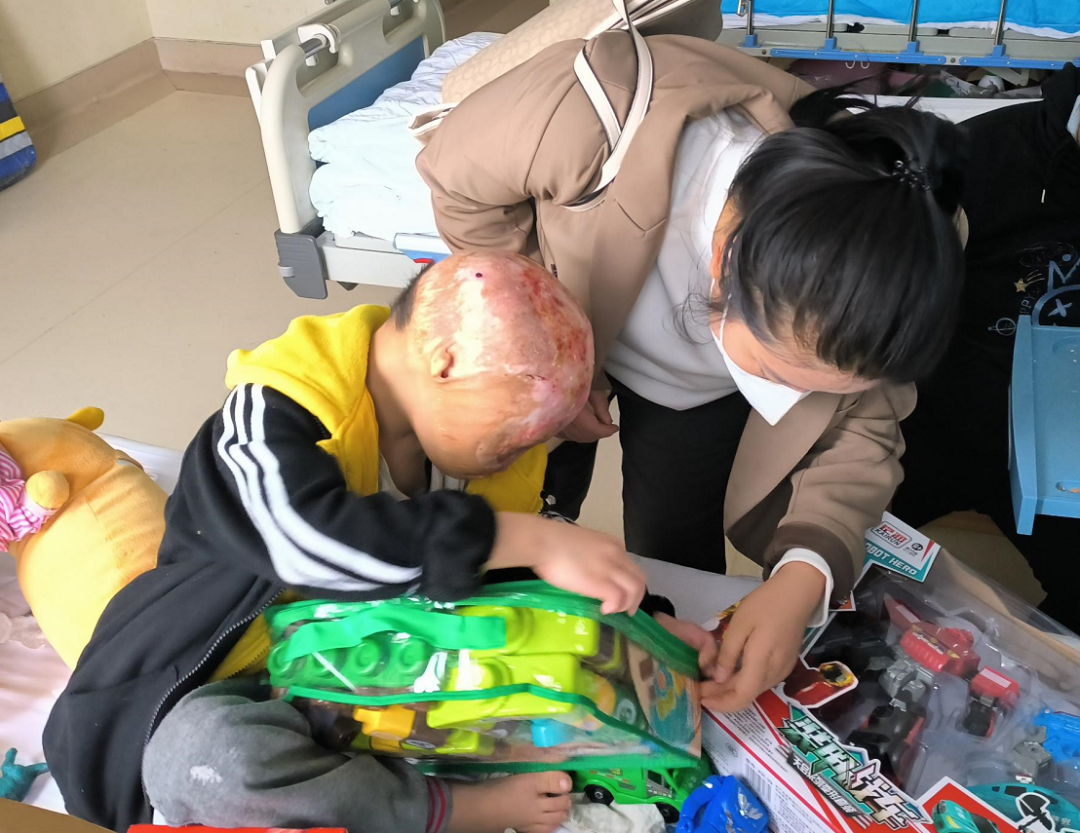 人间至暖是温情丨郑州仁济医院举行严重烧伤患儿「昌昌」爱心捐款救助活动