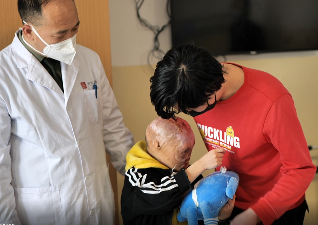 人间至暖是温情丨郑州仁济医院举行严重烧伤患儿「昌昌」爱心捐款救助活动