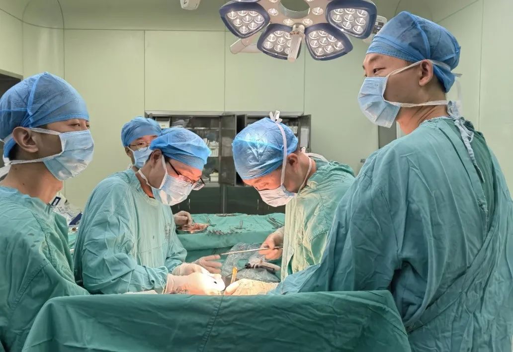 罕见！「小黄人」竟是「镜像人」，肝胆胰外科医生逆行挑战高难度手术成功