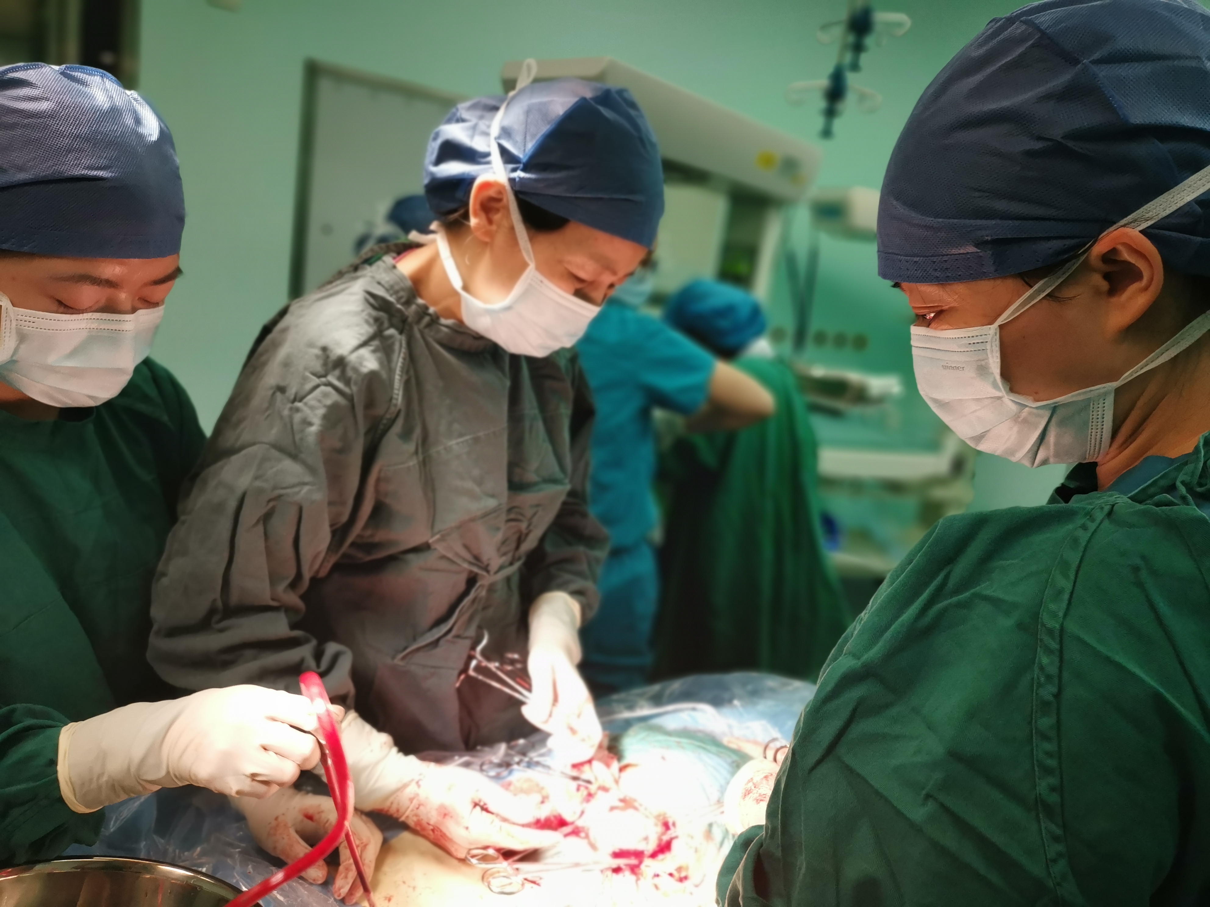 产科及手术室的通力合作下,患者顺利进入隔离手术间准备接受手术治疗