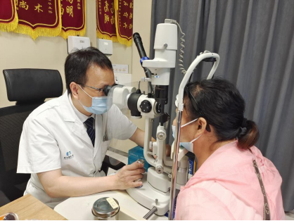 双眼疼痛，短期内几近失明，福州爱尔眼科医生明确诊断，对症治疗