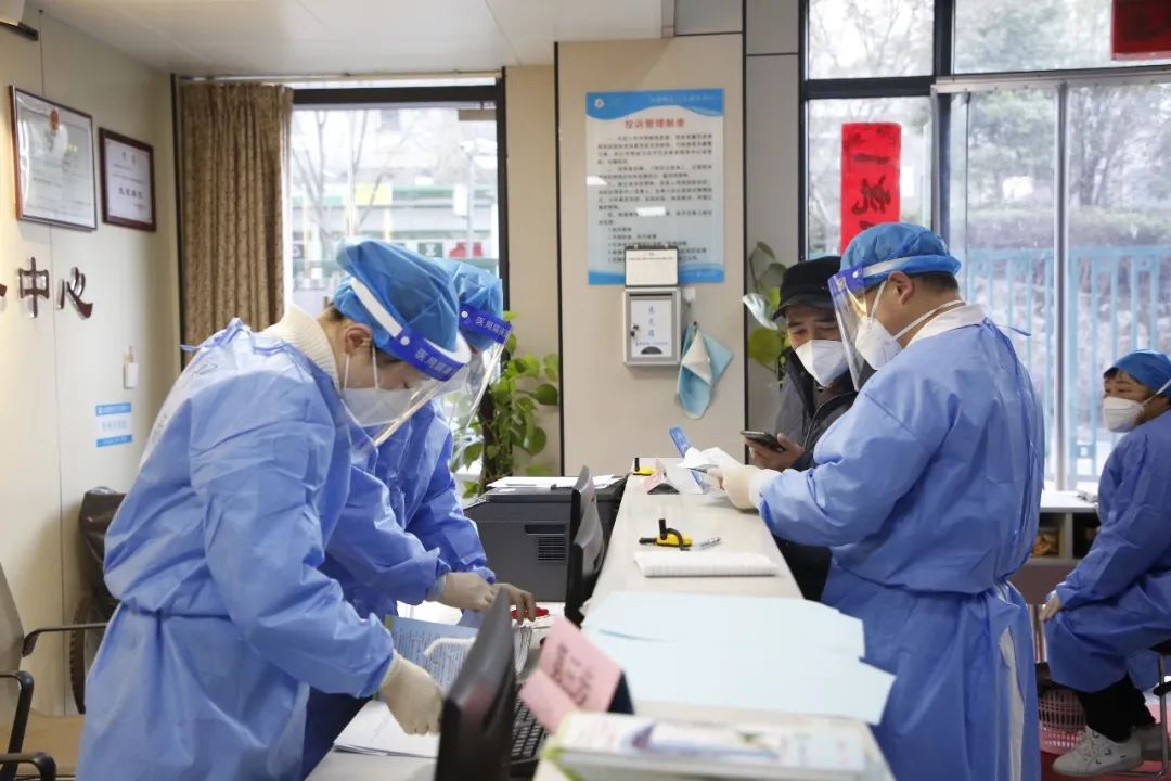 九江市第一人民医院派出发热门诊医疗队支援 12 个一线社区卫生服务中心