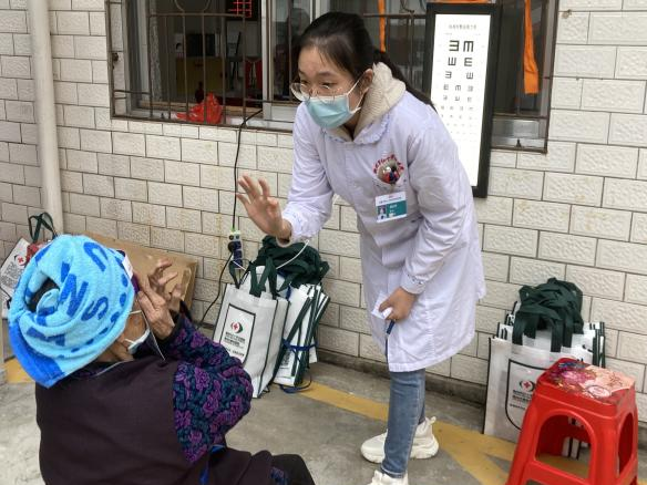 中国流动眼科手术车「复明 18 号」驶入三江侗族自治县人民医院