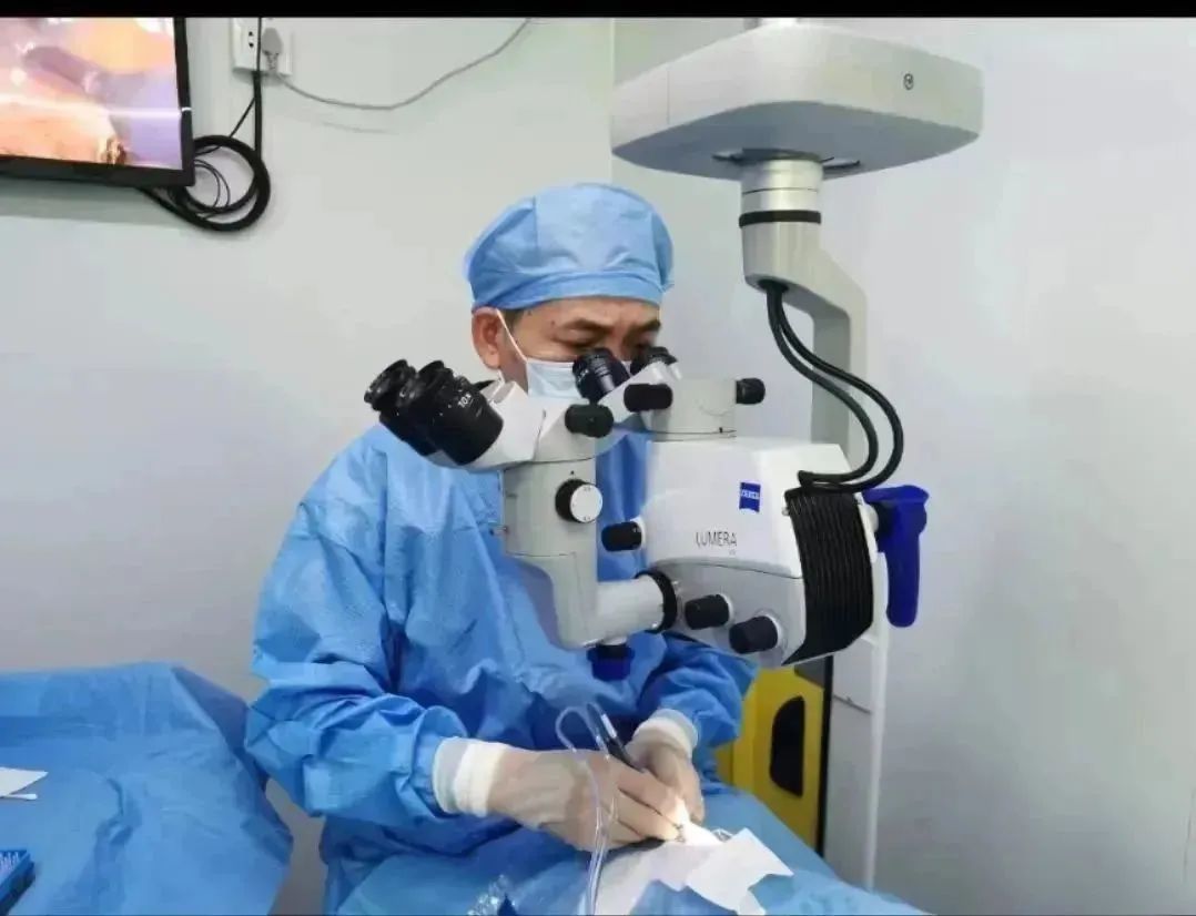 中国流动眼科手术车「复明 18 号」驶入三江侗族自治县人民医院