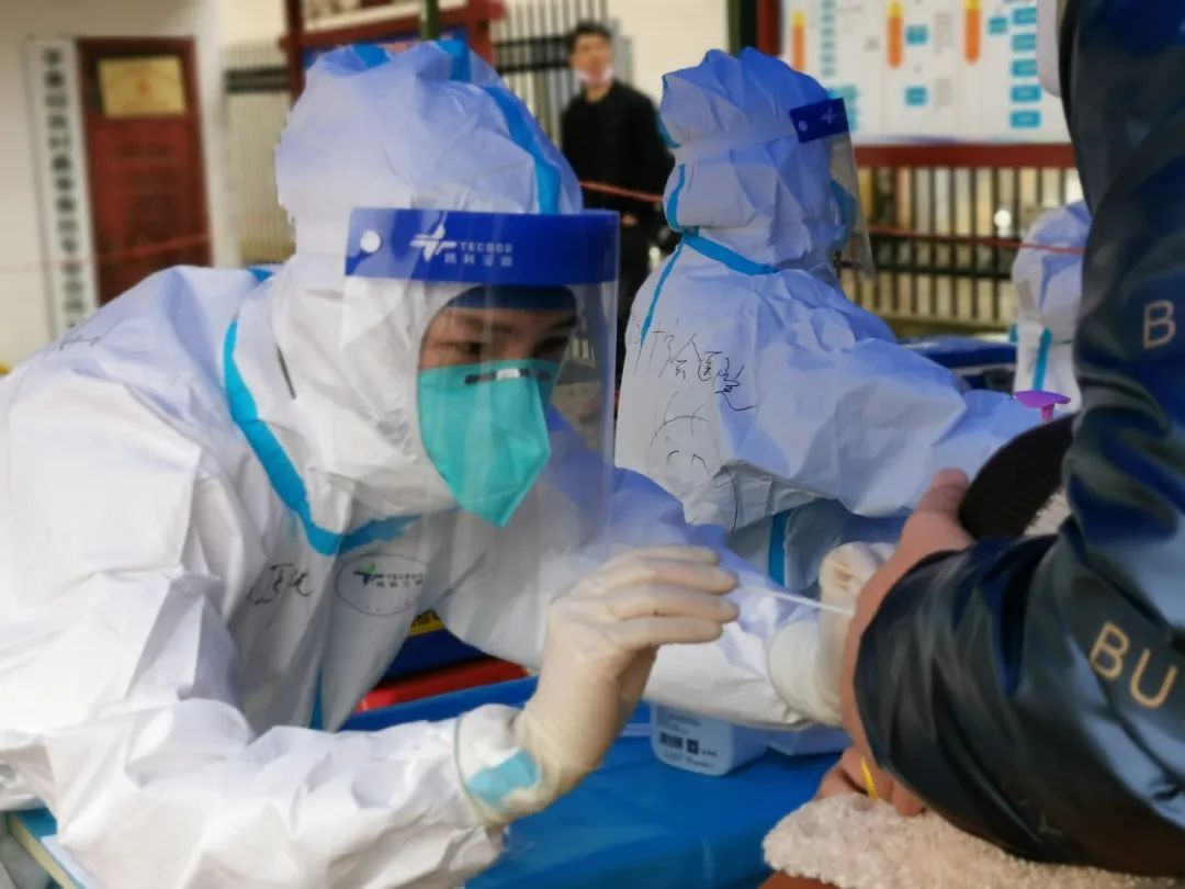 一把伞撑起寒冬暖意——柳州市红十字会医院「准 00 后」护士救助菜市昏迷老人