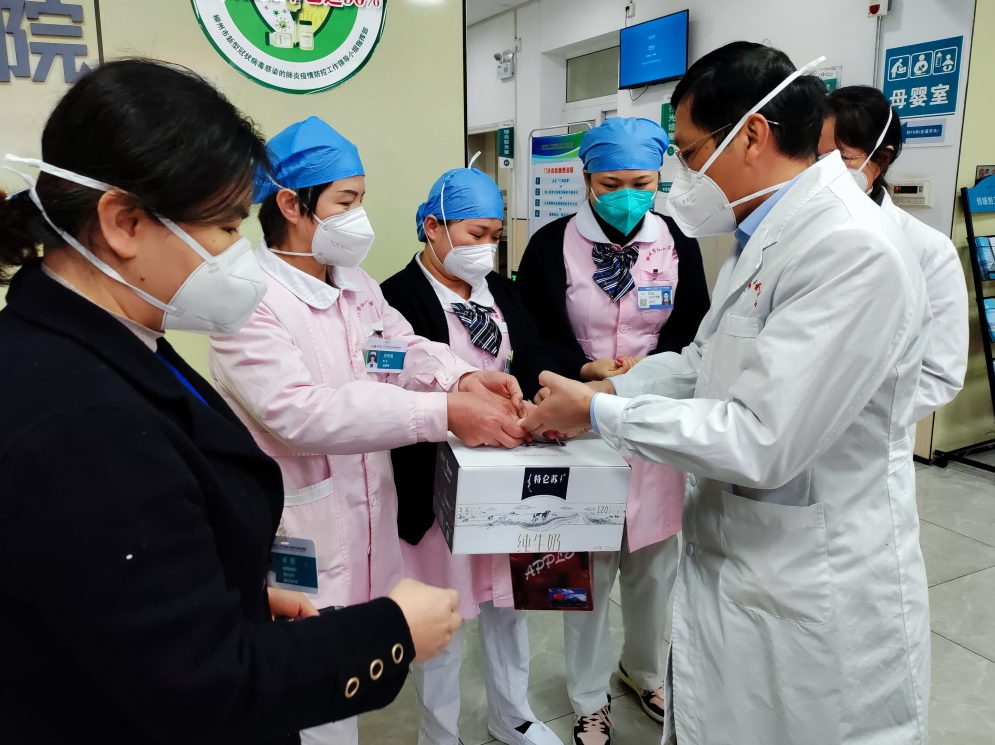 寒冬里的「暖流」——柳州市红十字会医院院领导慰问全院职工
