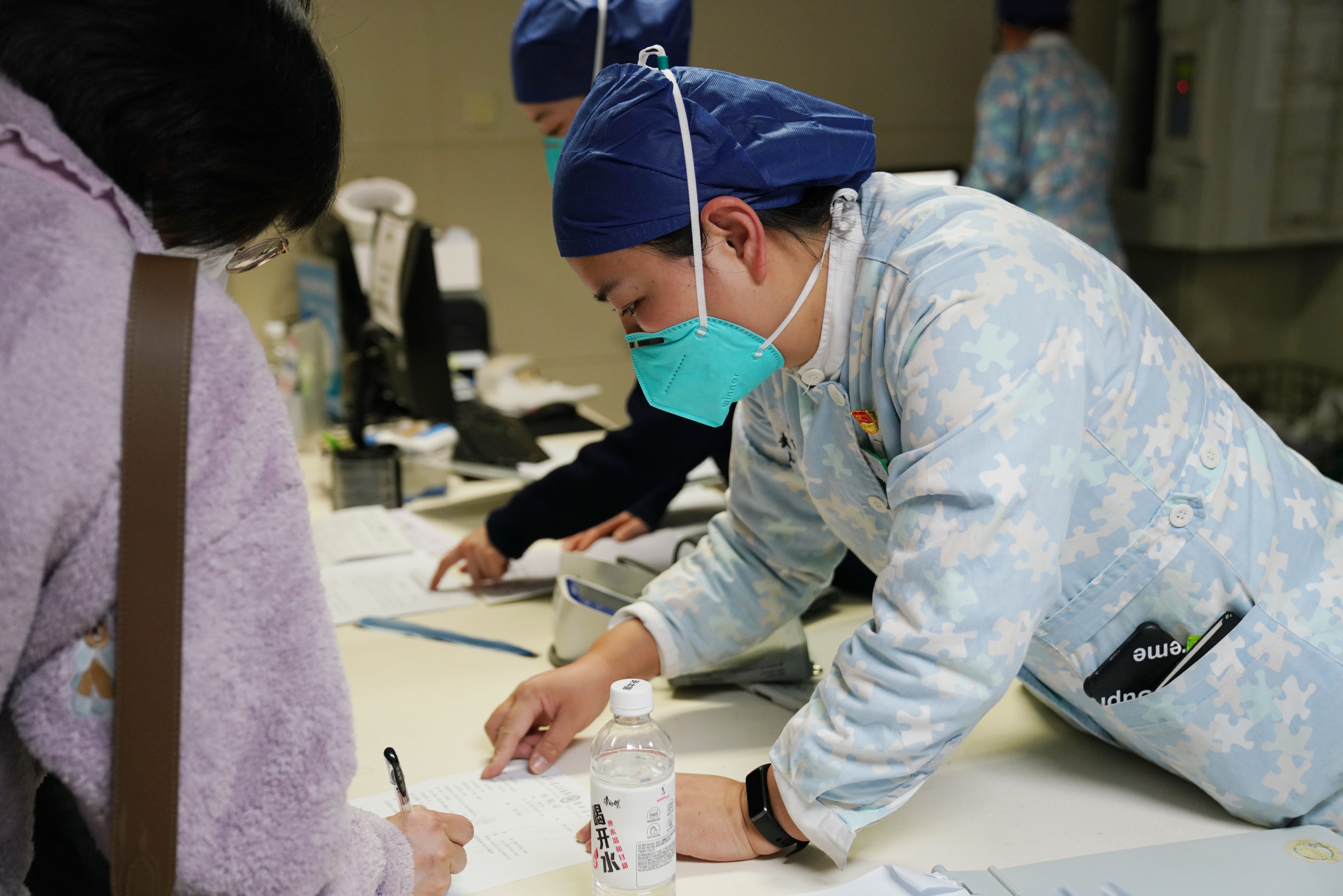 武汉大学人民医院产科护士长陈春丽一晚上两度用上止痛栓 守护 25 名孕产妇安全