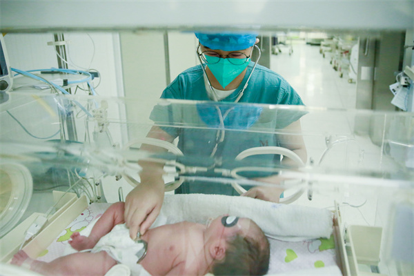 迎战「新冠」，湘雅二医院新生儿科病房里的「小」与「大」