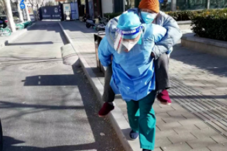 有这样一群人在默默坚守，请多给他们一些理解和关爱！