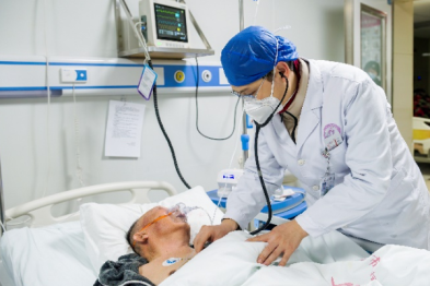 这些身着白衣的 80 后，90 后，让人肃然起敬！