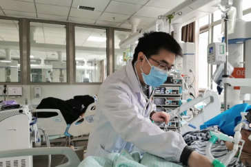 ICU：每一天都在打硬仗，尽一切可能挽救生命