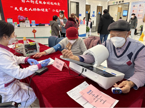 萧山国投瑞康影像中心联合蜀山街道开展「关爱老人肺部健康」公益活动