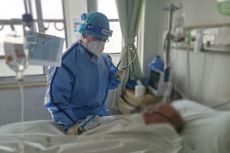 身患 14 种疾病  一名重症新冠患者在武汉市肺科医院转阴