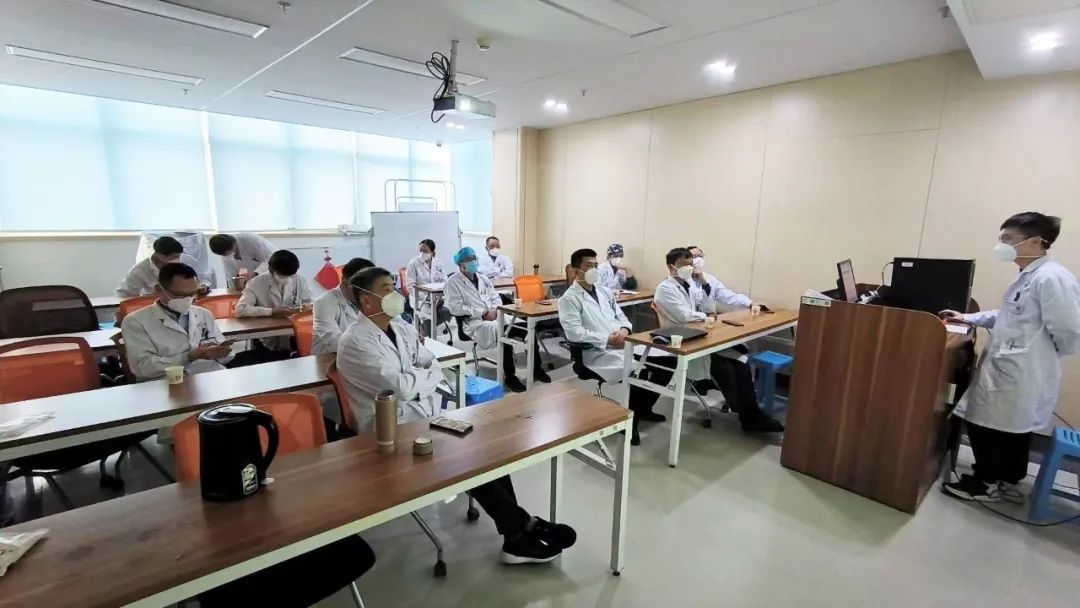 这颗「一碰就炸」的肿瘤，被他们顺利切除……