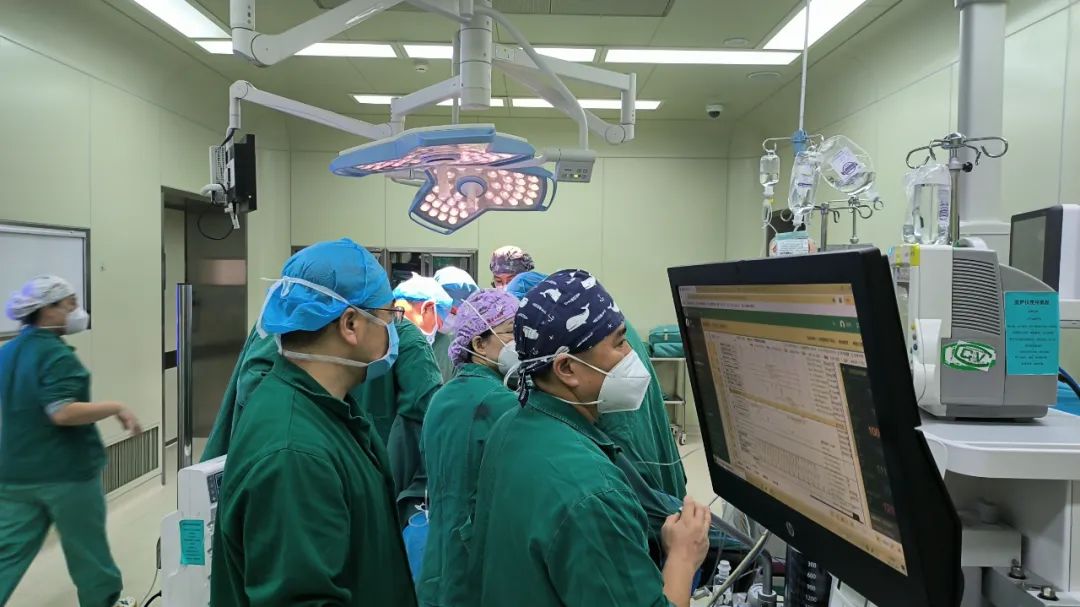 这颗「一碰就炸」的肿瘤，被他们顺利切除……