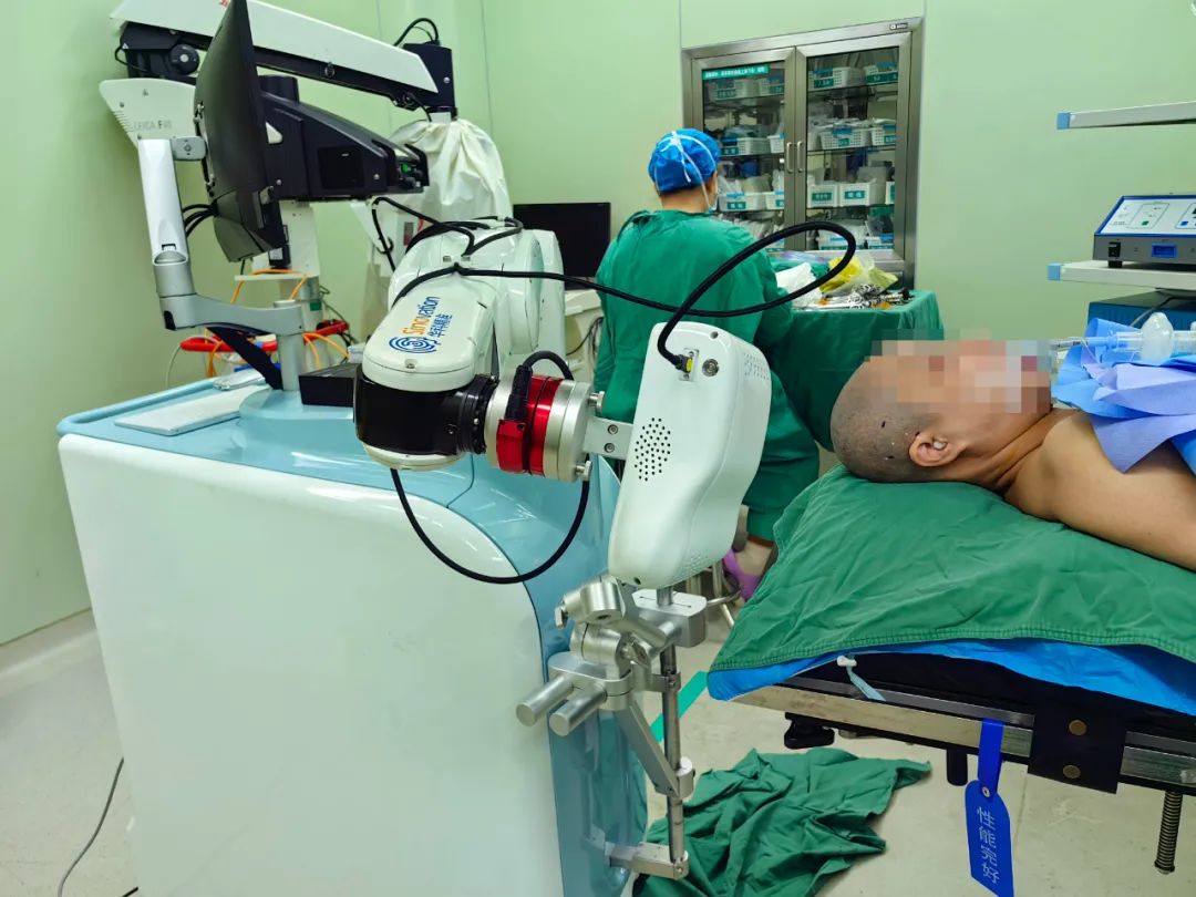桂林医学院第二附属医院机器人 3D 结构光辅助 精准狙击脑胶质瘤