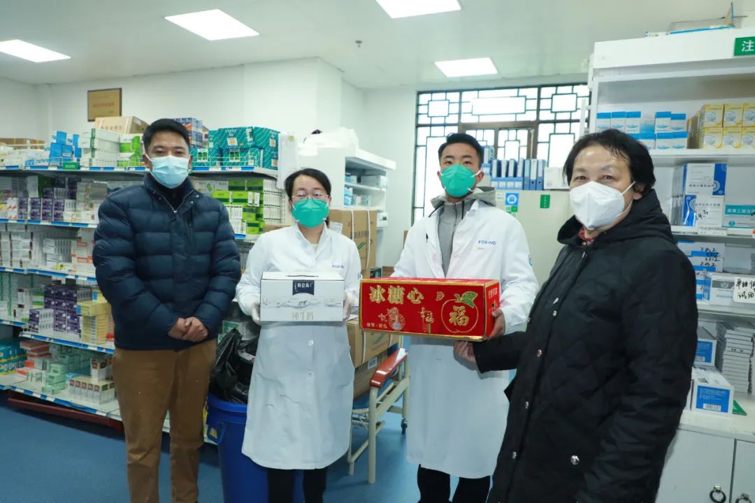 西藏阜康医院领导节日期间亲切慰问患者和在岗医务人员