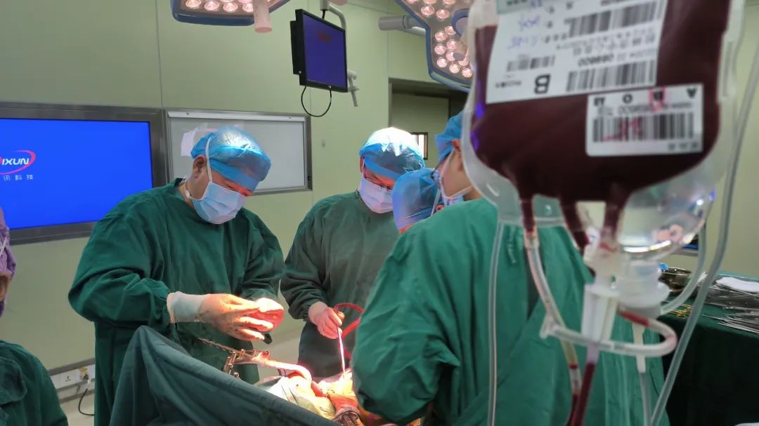 这颗「一碰就炸」的肿瘤，被他们顺利切除……